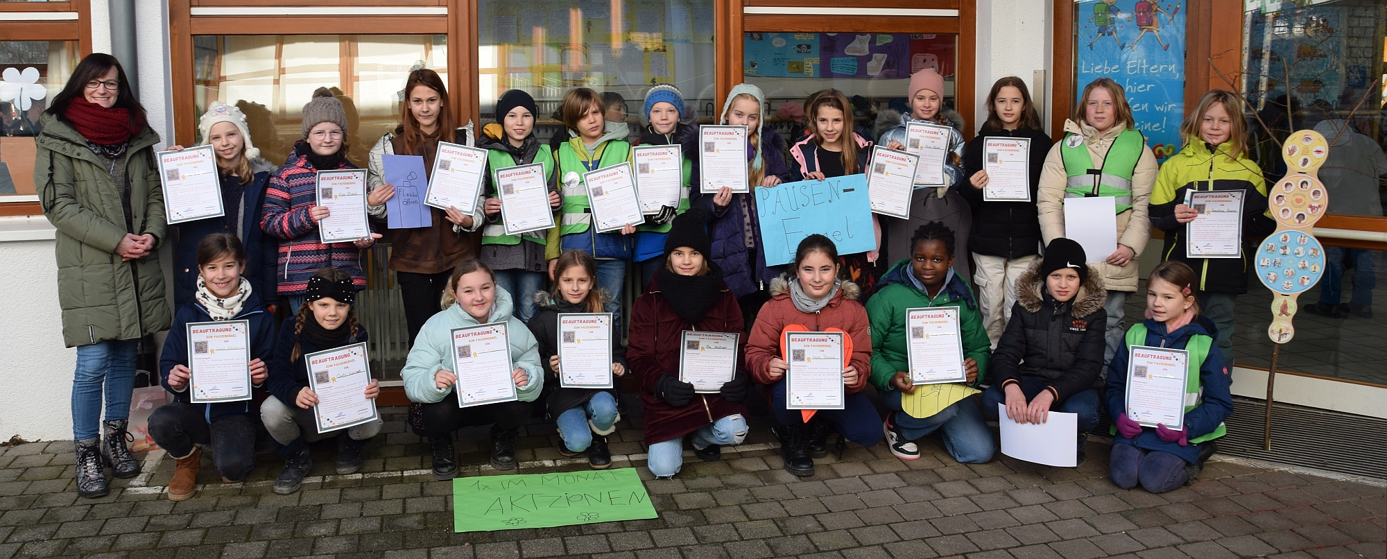 Foto mit den ausgebildeten Pausenengel-Kindern und unserer Schulsozialarbeiterin Frau Meyer